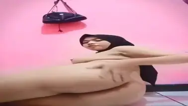 Jilbab Indo Colmek Diam-Diam Sambil Nunggu Pacar di Belakang Tas HD